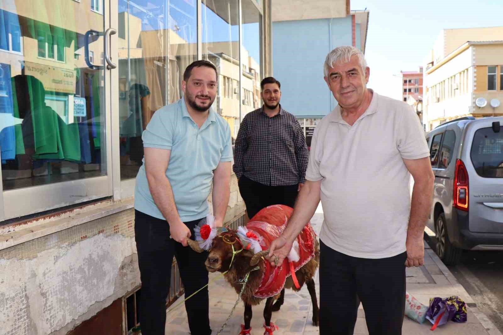 Erzurumlu damattan nişanlısına kurbanlık koç hediyesi 