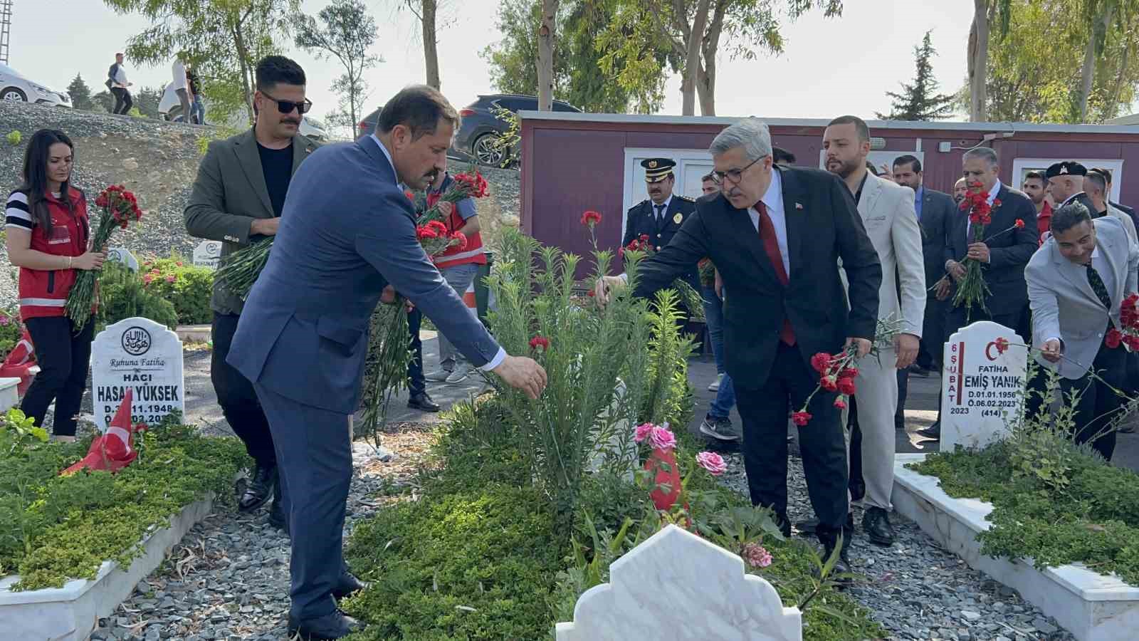 Hatay’da bayram arefesinde depremlerde ölenlerin mezarları ziyaret edildi