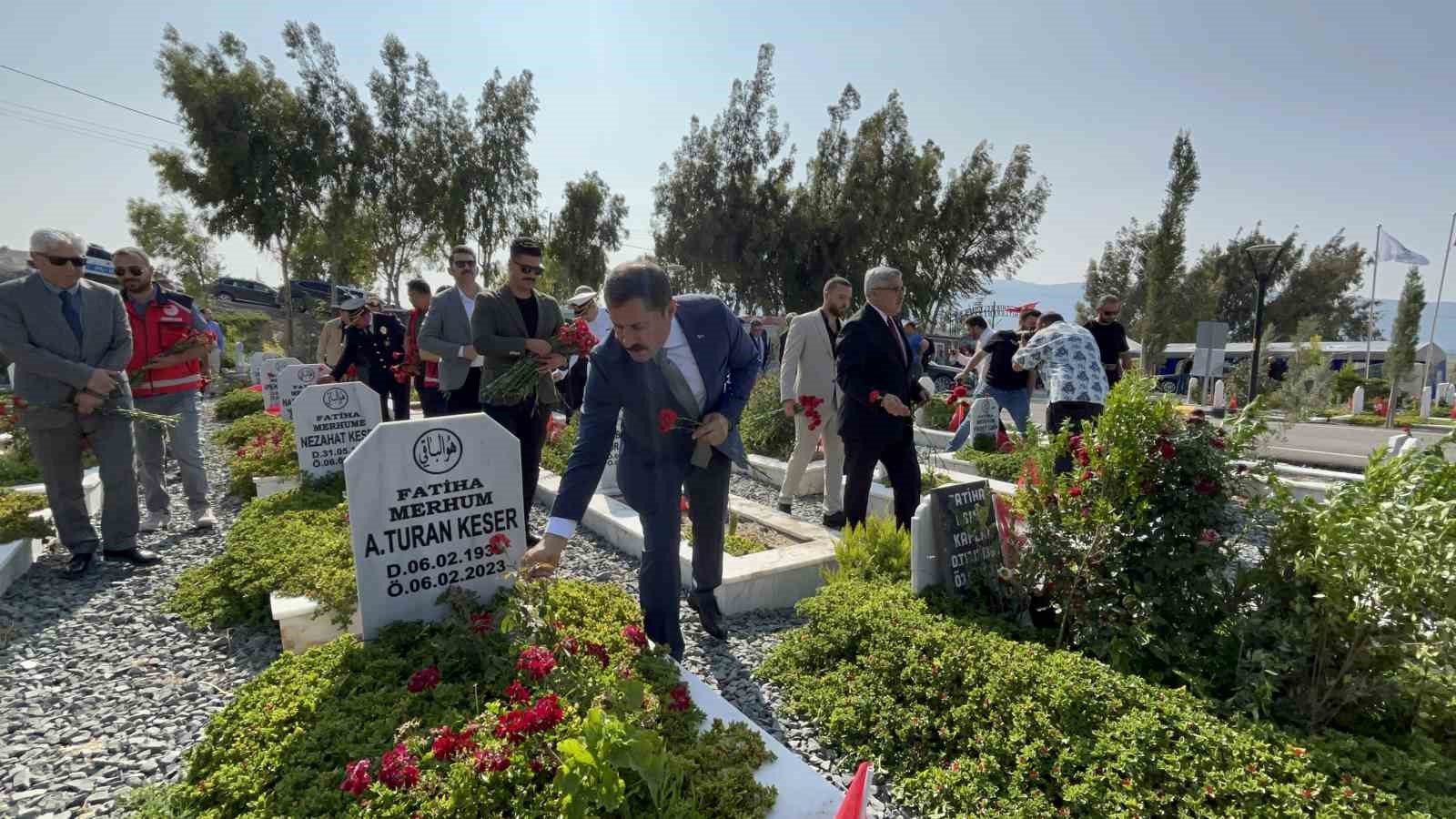 Hatay’da bayram arefesinde depremlerde ölenlerin mezarları ziyaret edildi 