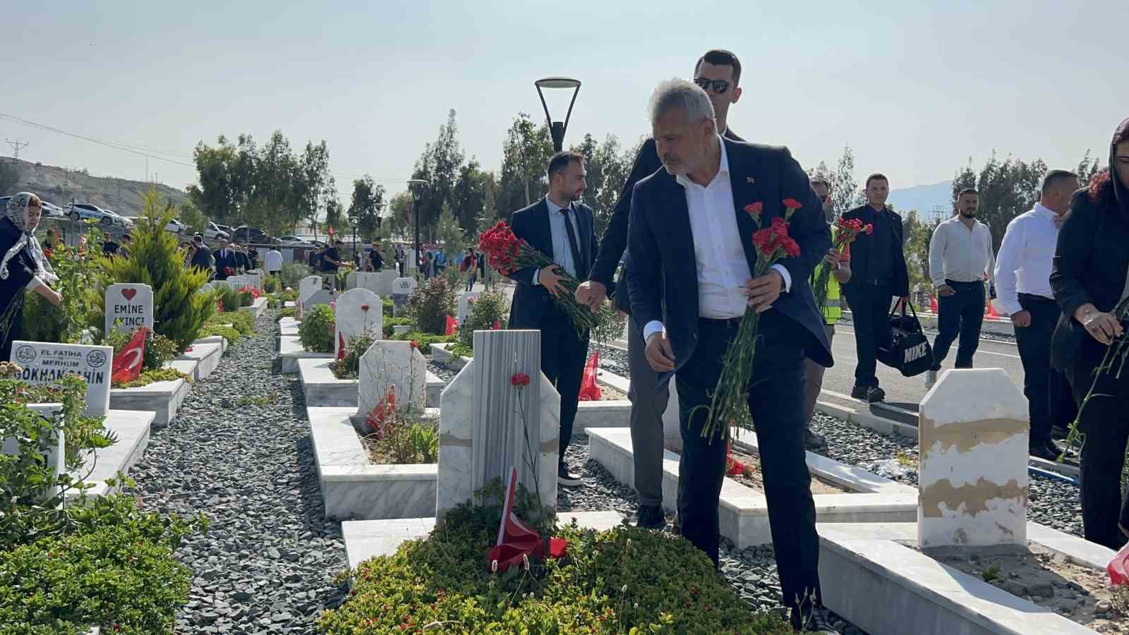 Hatay’da bayram arefesinde depremlerde ölenlerin mezarları ziyaret edildi 