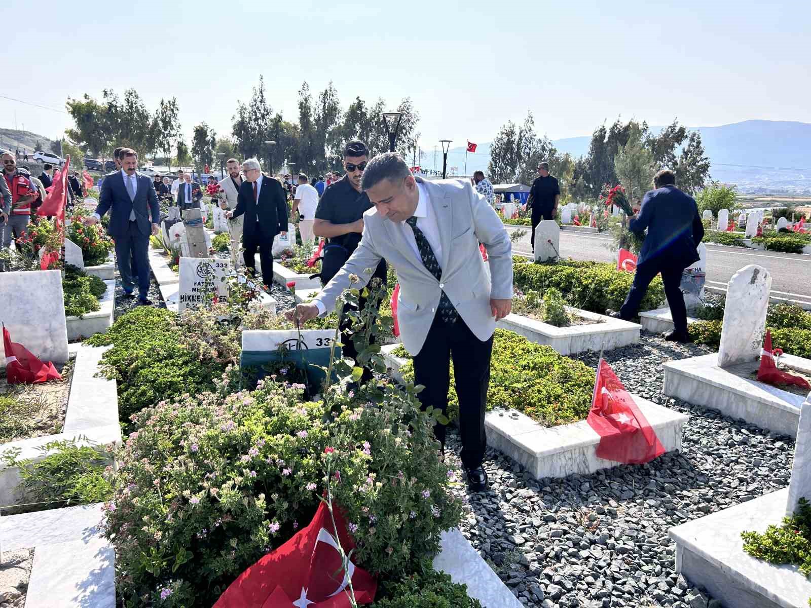 Hatay’da bayram arefesinde depremlerde ölenlerin mezarları ziyaret edildi 