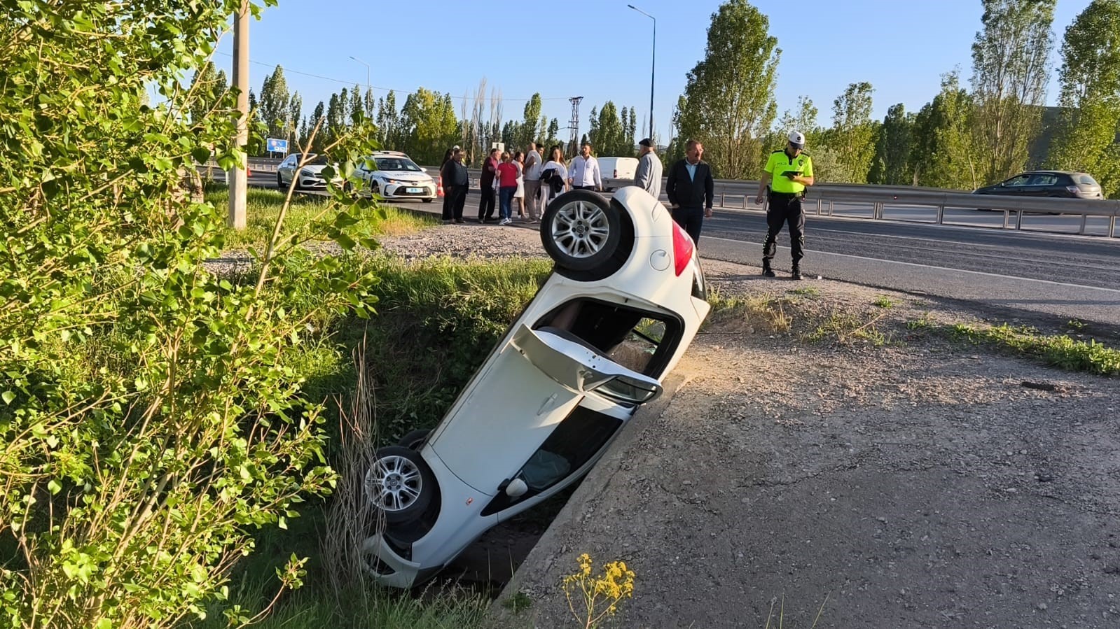 Sivas’ta su kanalına yuvarlanan otomobildeki 3 kişi yaralandı 