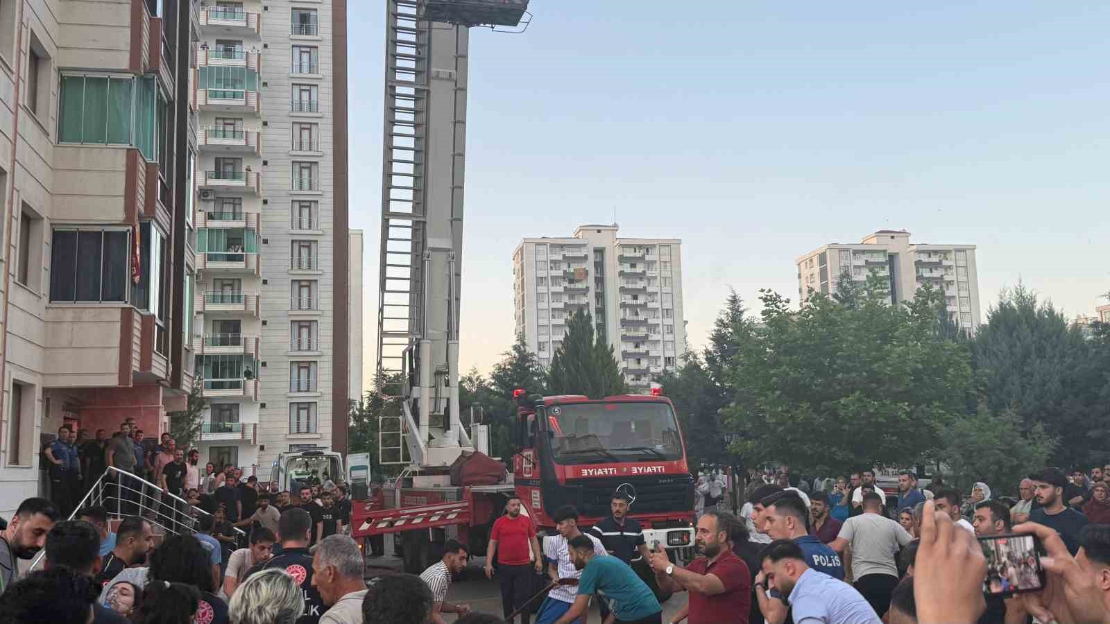 Diyarbakır’da 13 katlı apartmanda yangın: Mahsur kalanlar var 