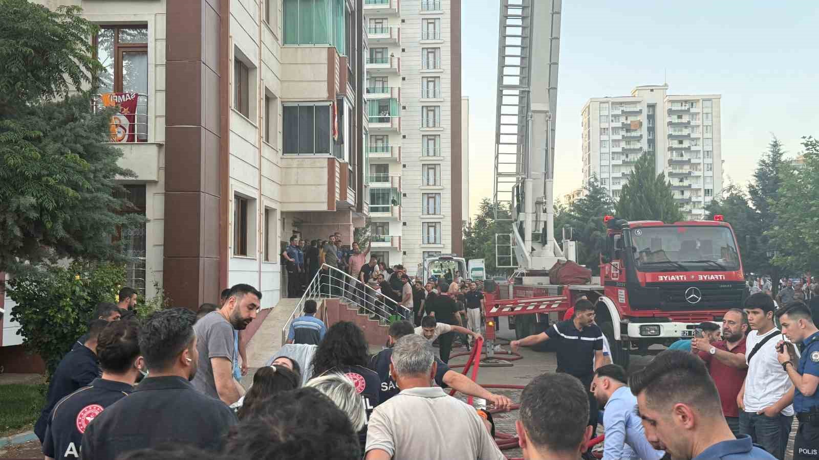 Diyarbakır’da 13 katlı apartmanda yangın: Mahsur kalanlar var 