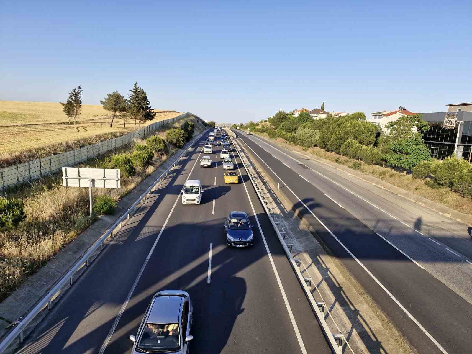 İstanbul’dan Trakya’ya akın: Tatilciler yola çıktı, şeritler doldu 