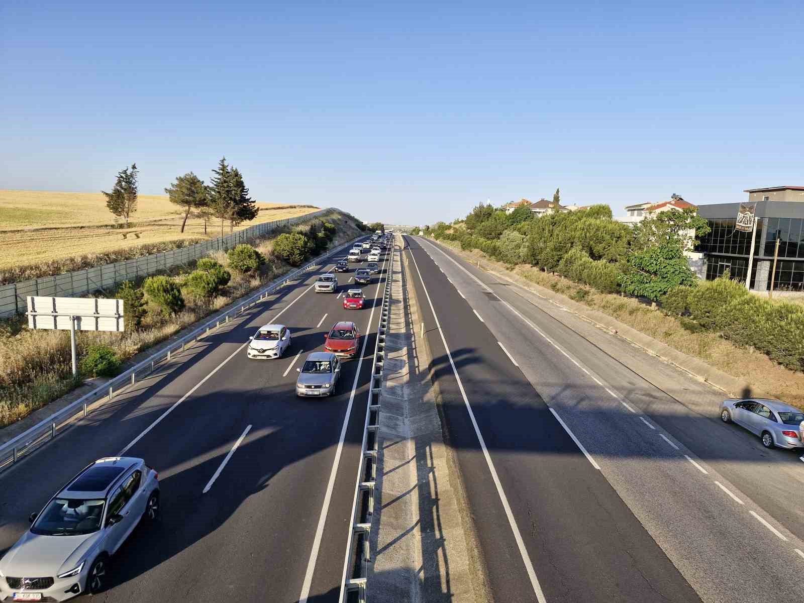 İstanbul’dan Trakya’ya akın: Tatilciler yola çıktı, şeritler doldu 