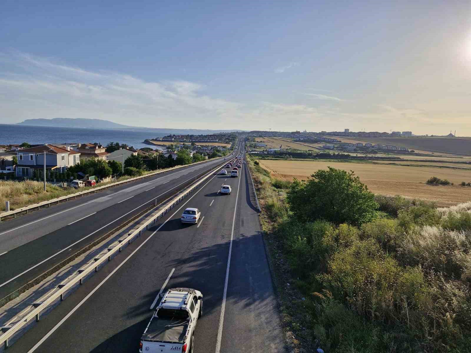 İstanbul’dan Trakya’ya akın: Tatilciler yola çıktı, şeritler doldu 