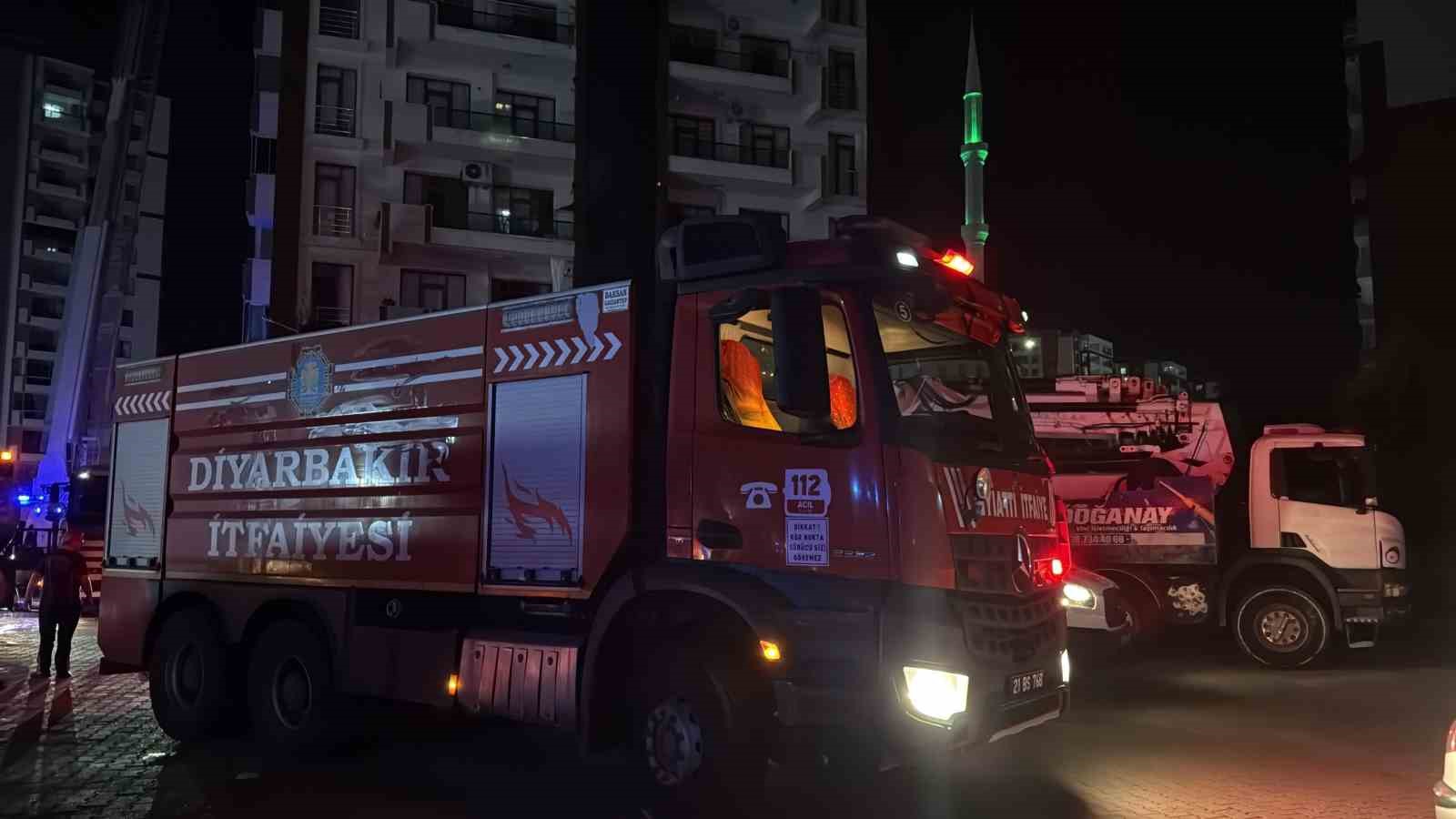 Diyarbakır’da 13 katlı binada çıkan yangın söndürüldü, soğutma çalışmaları sürüyor 