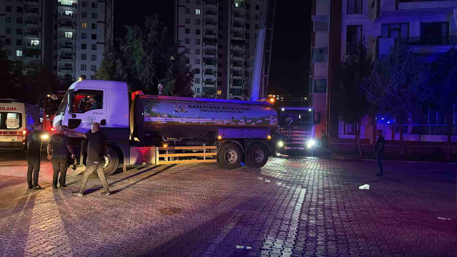 Diyarbakır’da 13 katlı binada çıkan yangın söndürüldü, soğutma çalışmaları sürüyor 