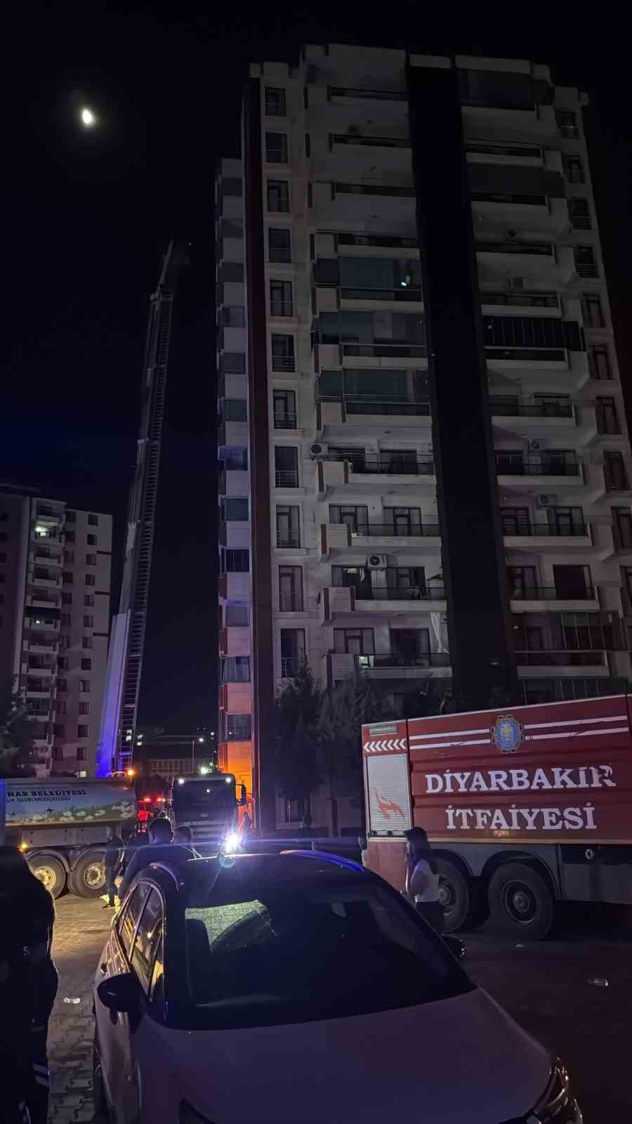 Diyarbakır’da 13 katlı binada çıkan yangın söndürüldü, soğutma çalışmaları sürüyor 
