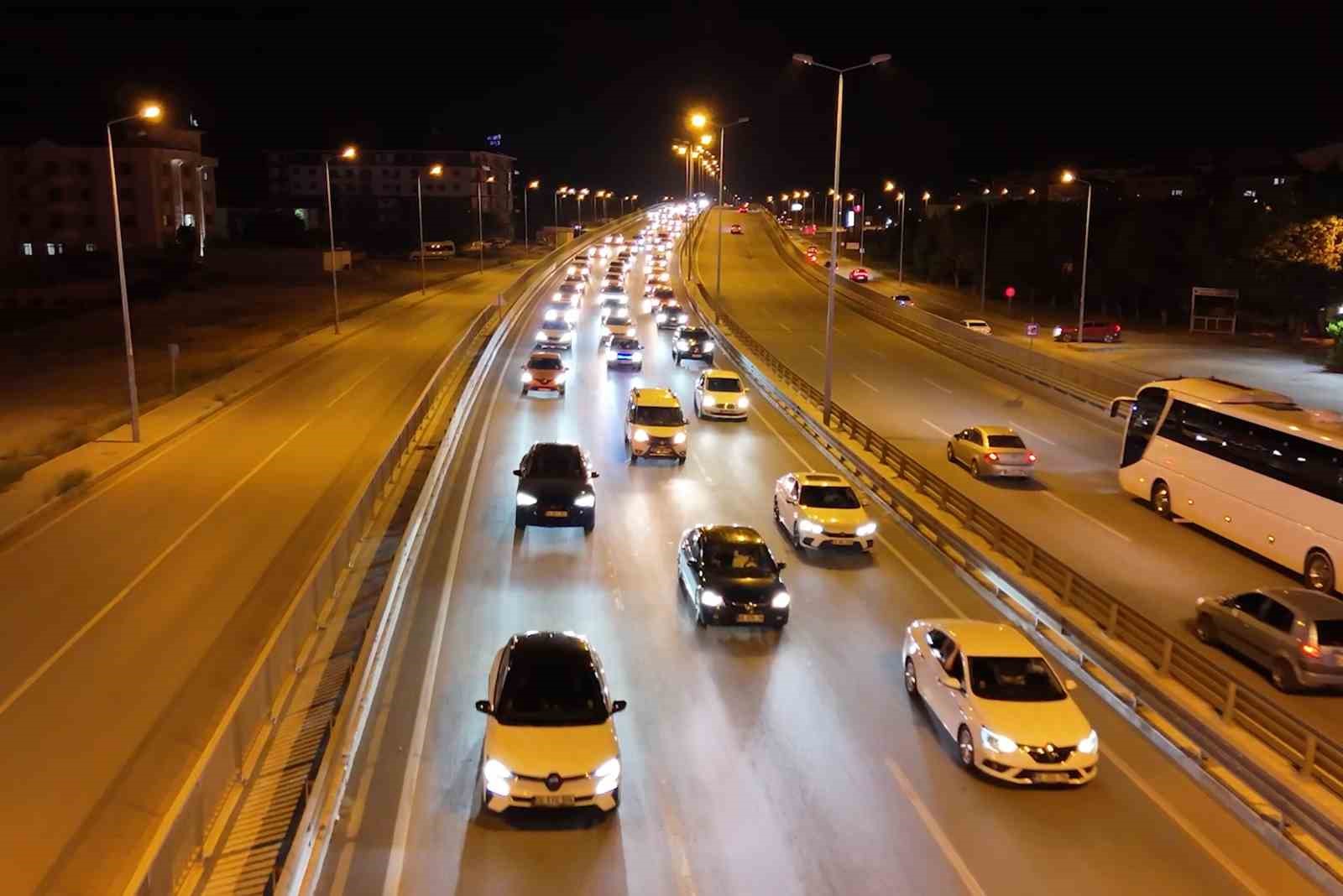 43 ilin geçiş güzergahında gece yarısı trafik yoğunluğu böyle görüntülendi 