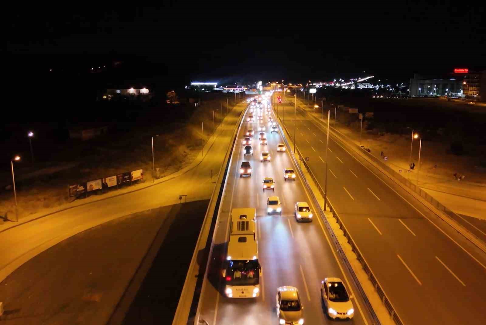 43 ilin geçiş güzergahında gece yarısı trafik yoğunluğu böyle görüntülendi 