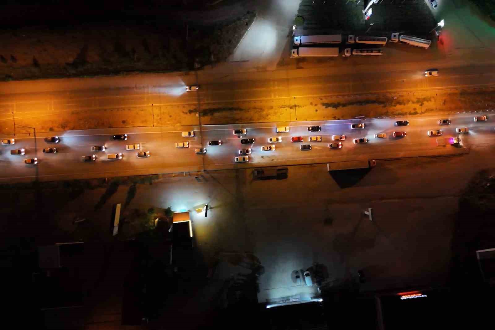 43 ilin geçiş güzergahında gece yarısı trafik yoğunluğu böyle görüntülendi 