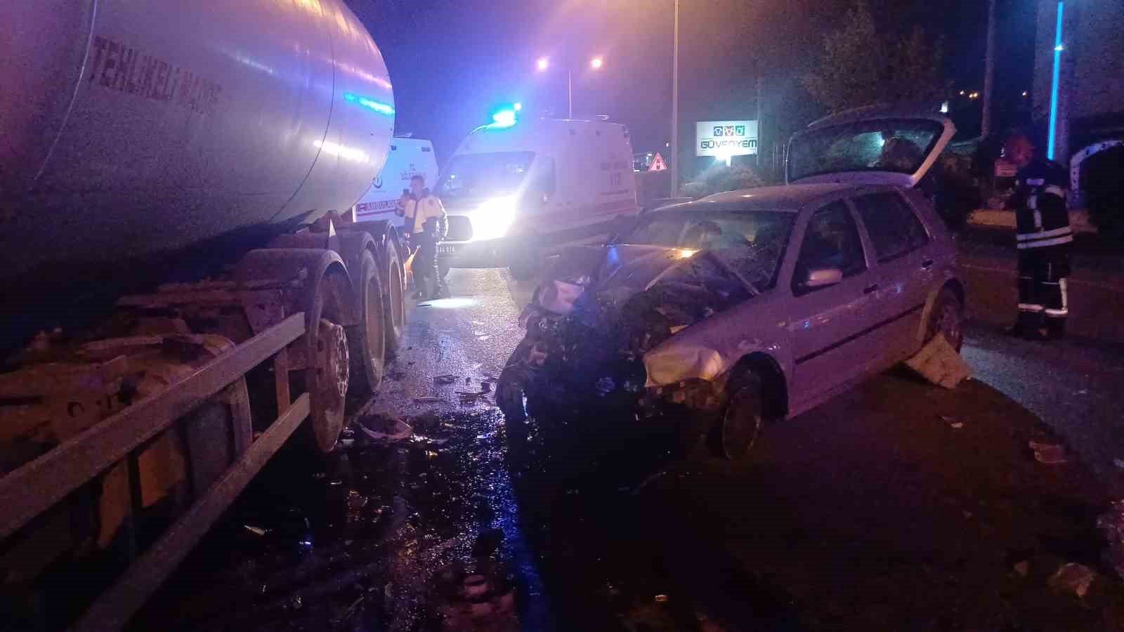 Karşı şeride geçen otomobil, akaryakıt tankeriyle çarpıştı: 1 ölü 