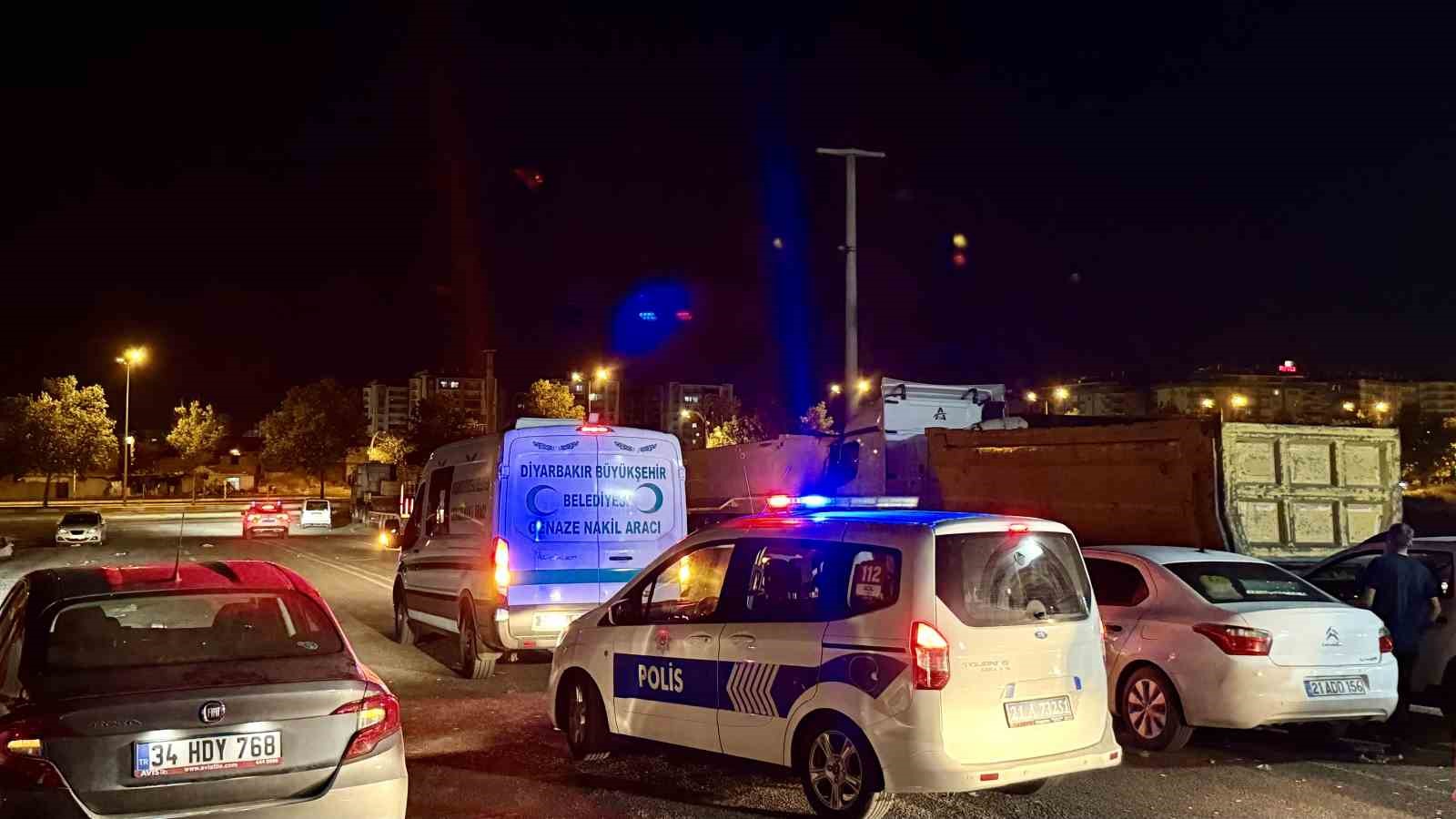 Diyarbakır’da yangında hayatını kaybeden anne ve üç çocuğu defnedildi 