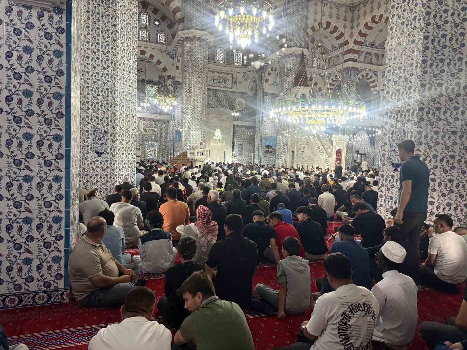 Türkiye’de ilk Kurban Bayramı namazı Iğdır’da kılındı 
