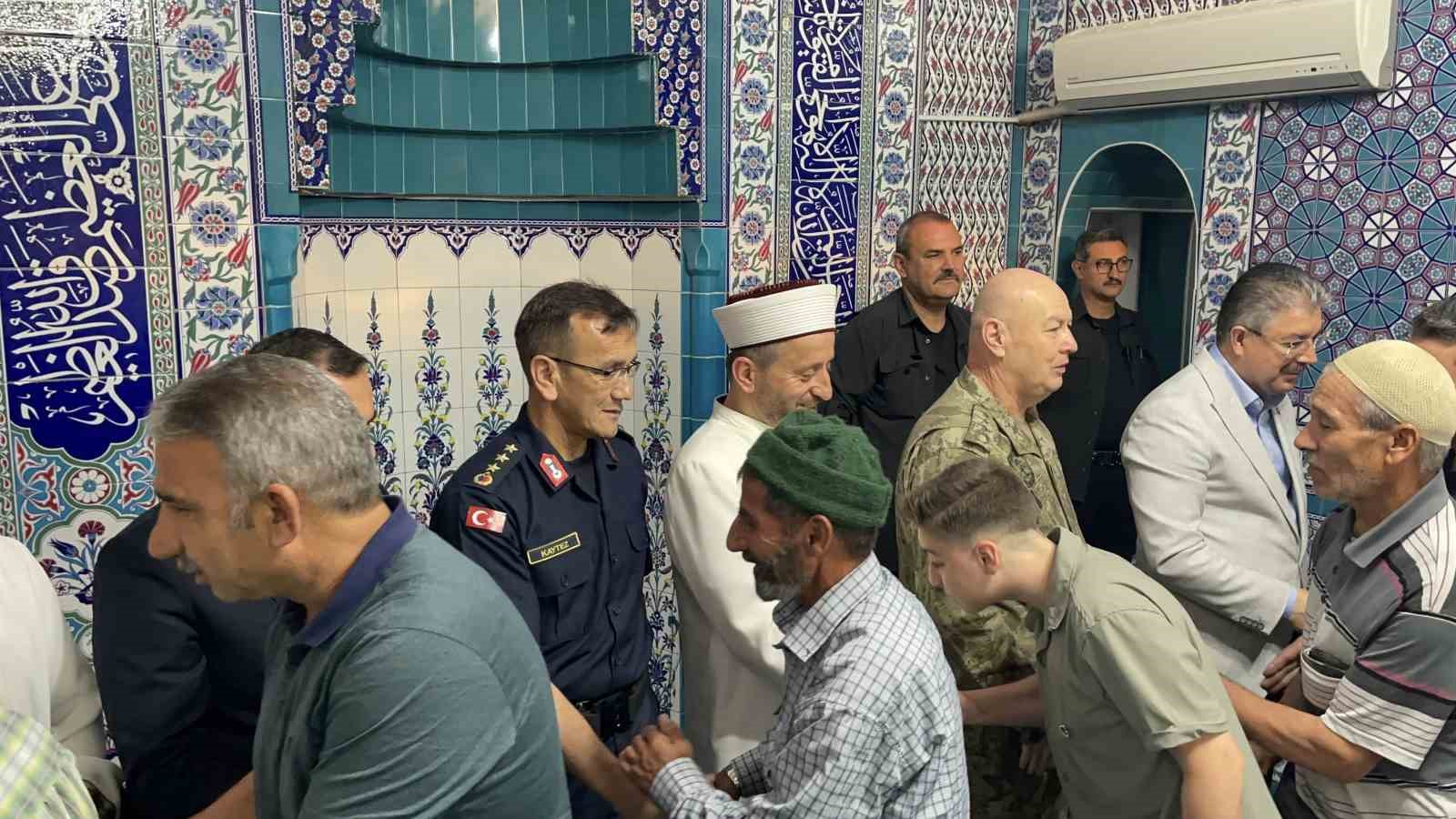 Osmaniye’de bayram namazında vatandaşlar camilere akın etti 
