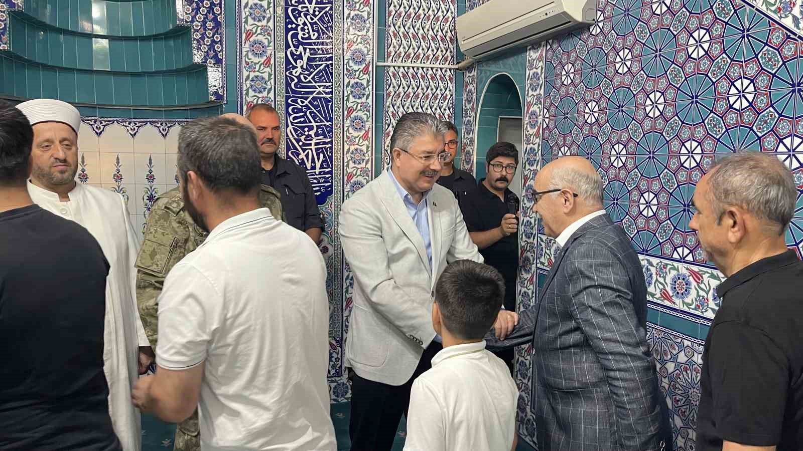 Osmaniye’de bayram namazında vatandaşlar camilere akın etti 