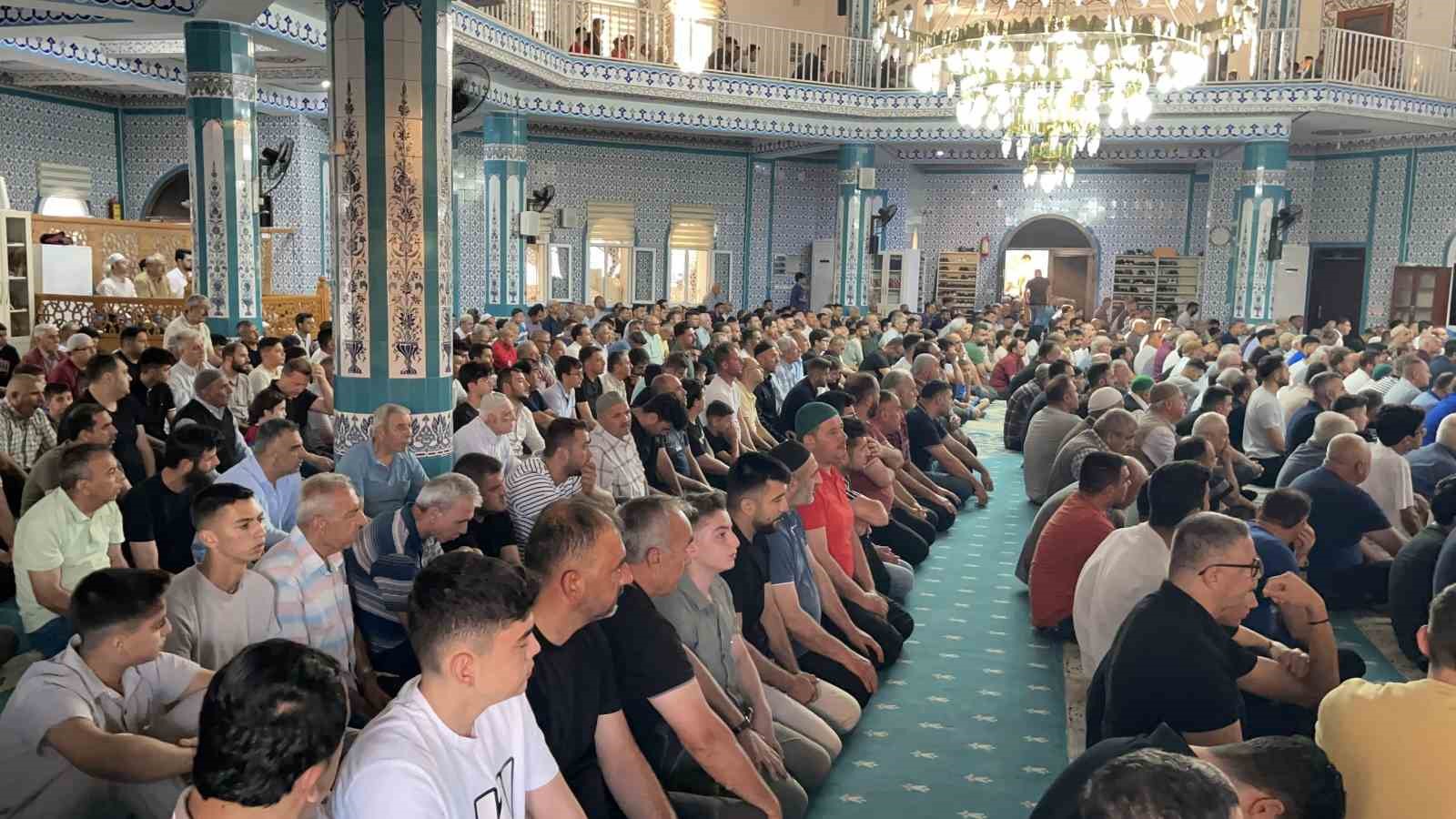 Osmaniye’de bayram namazında vatandaşlar camilere akın etti 