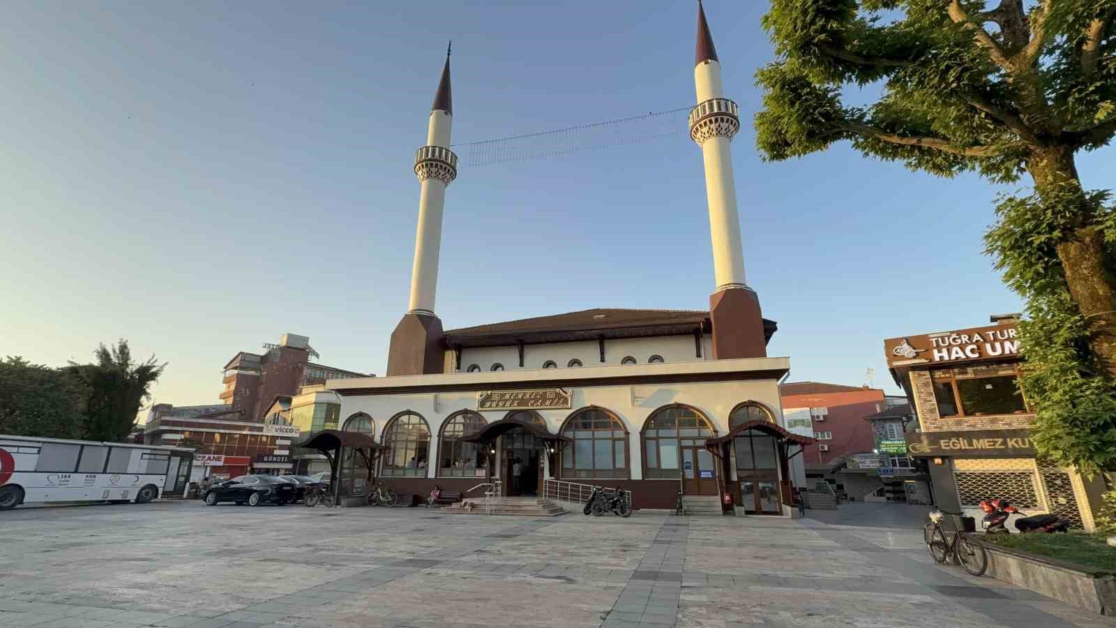 Düzce’de bayram namazında camiler doldu 
