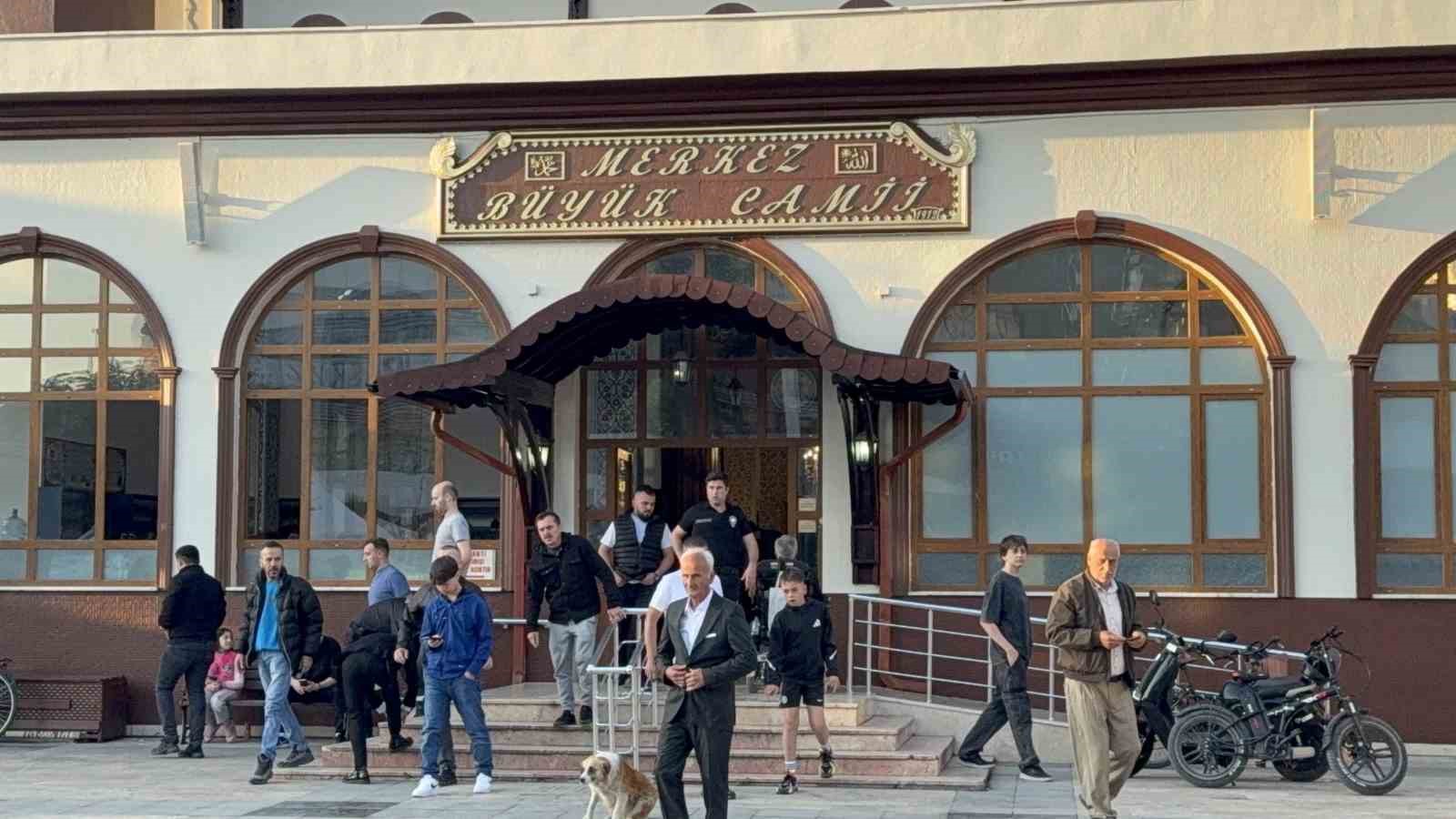 Düzce’de bayram namazında camiler doldu 