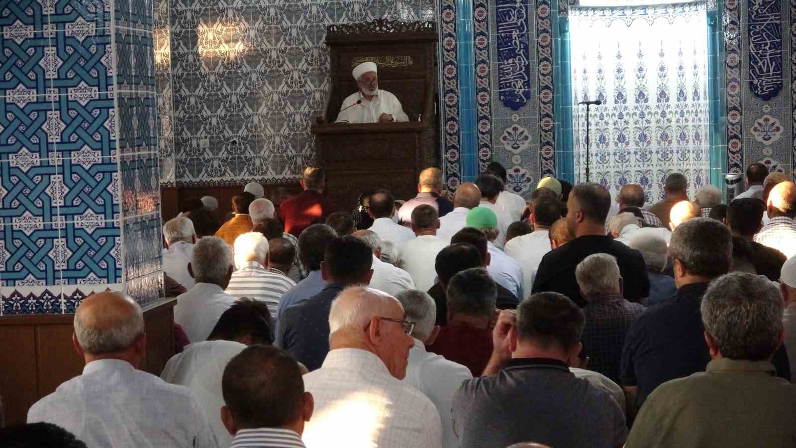Adıyaman’da binlerce kişi bayram namazı için saf tuttu 