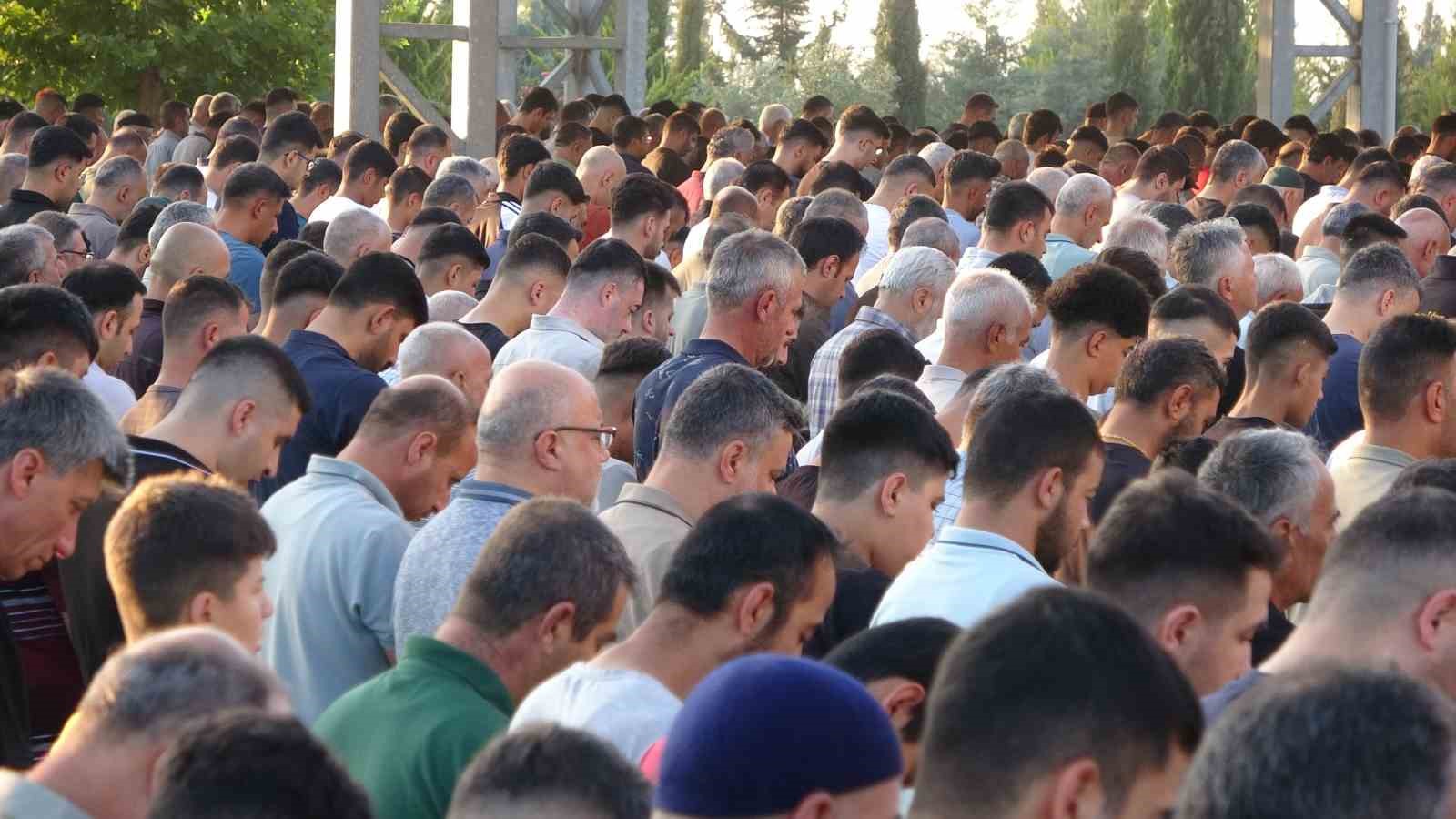 Adıyaman’da binlerce kişi bayram namazı için saf tuttu 