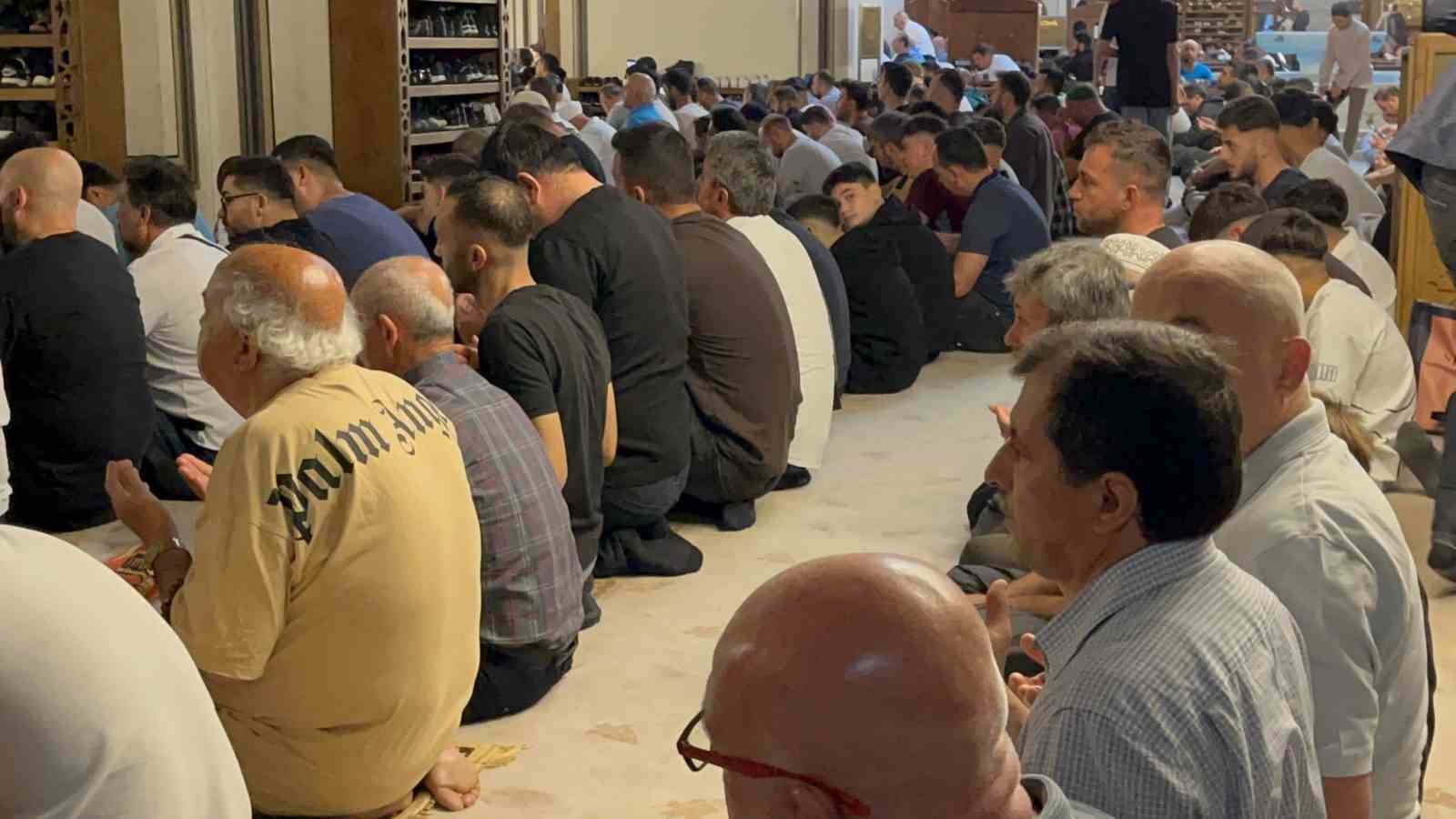 Bursa’da binlerce vatandaş Kurban Bayramı’nda Ulu Cami’ye akın etti 