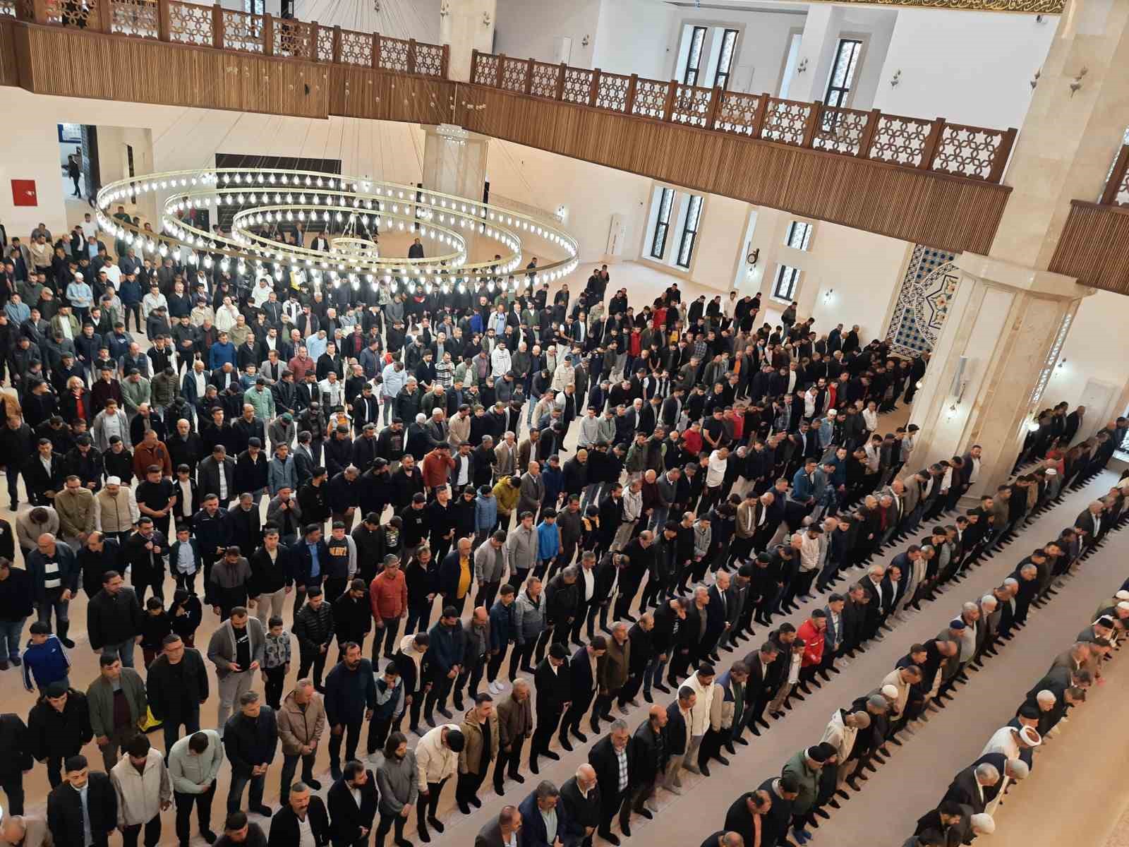 Kars’ta bayram namazında camiler doldu 