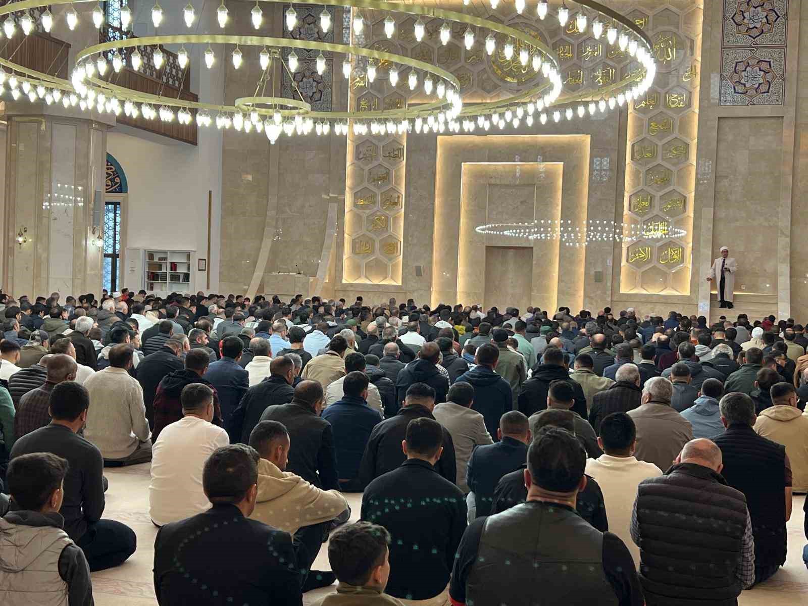 Kars’ta bayram namazında camiler doldu 