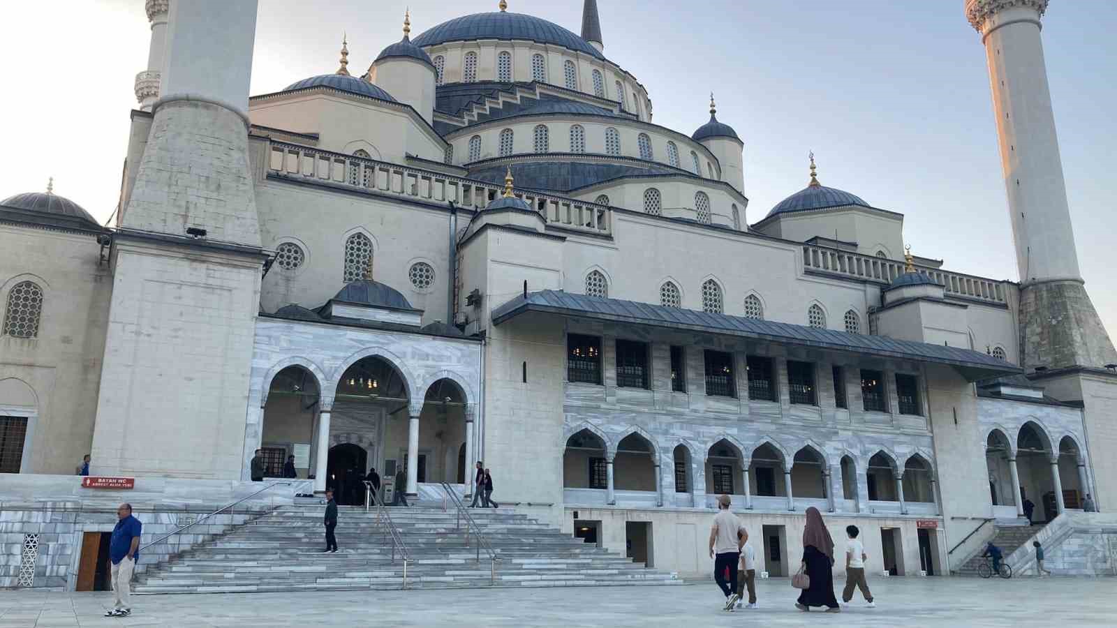 Ankara vatandaşlar Kurban Bayramı namazı için camilere akın etti 
