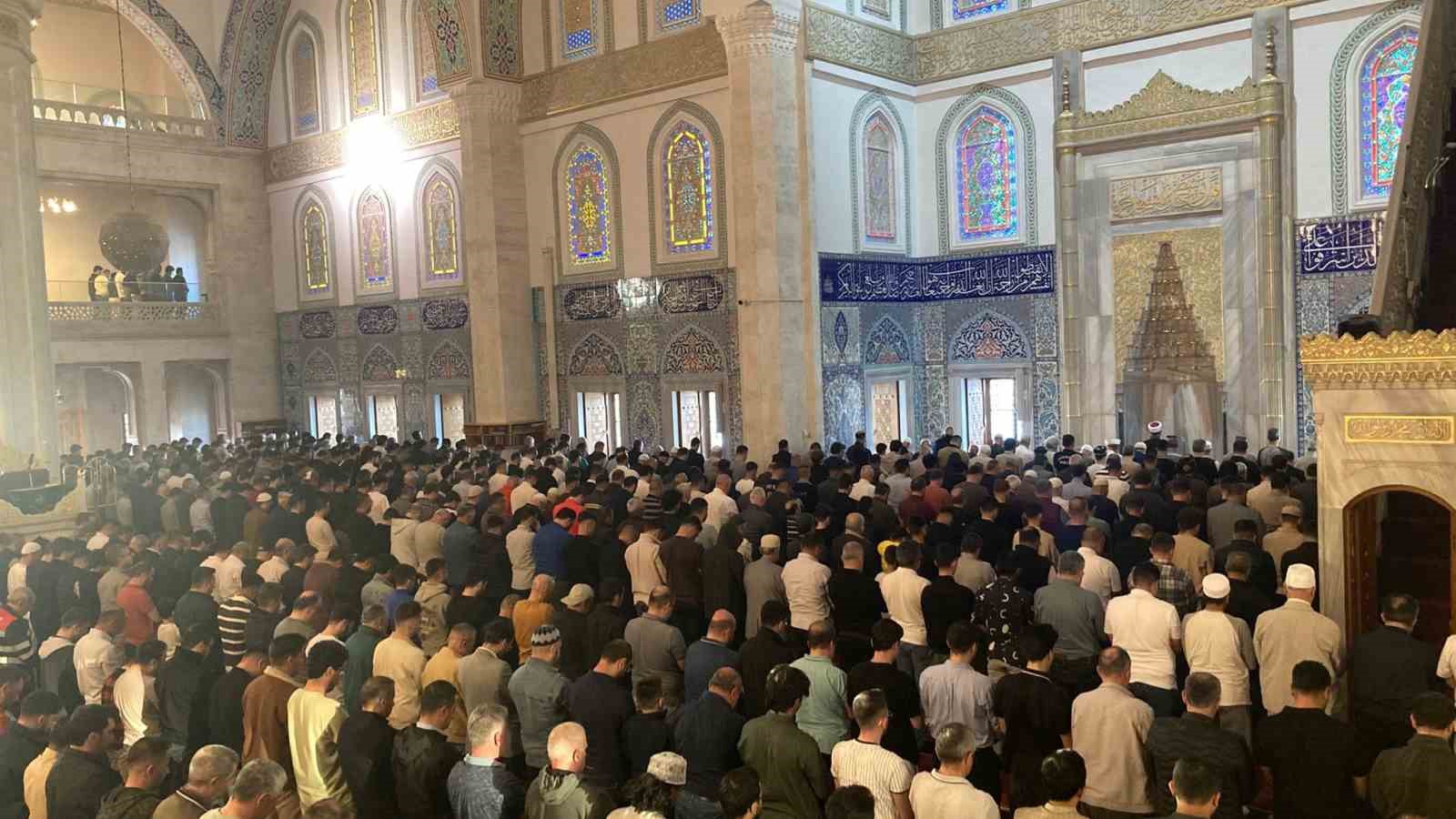 Ankara vatandaşlar Kurban Bayramı namazı için camilere akın etti 