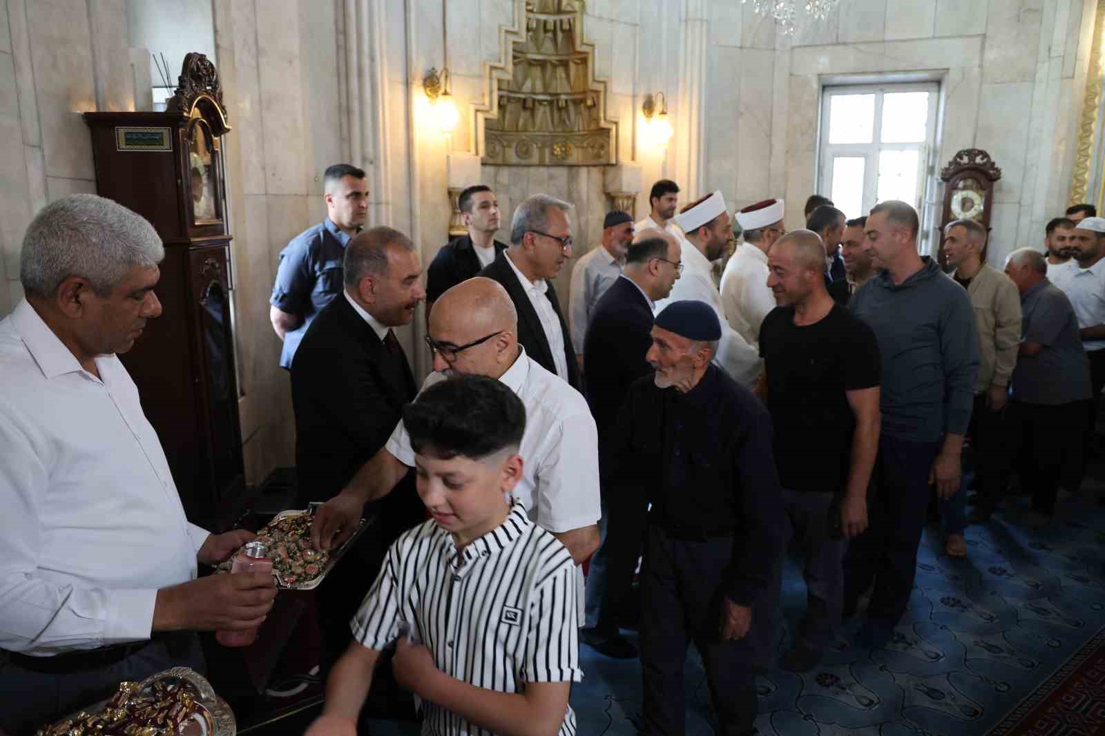 Bayram namazında camiler doldu 