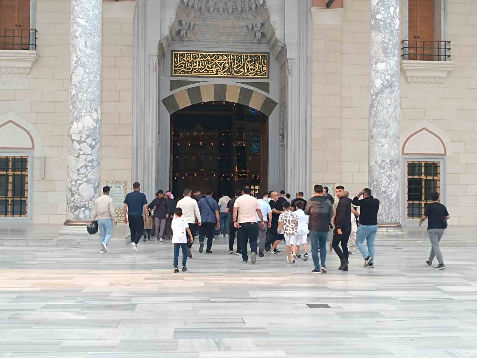 Çamlıca Camii’nde bayram namazı kılındı 