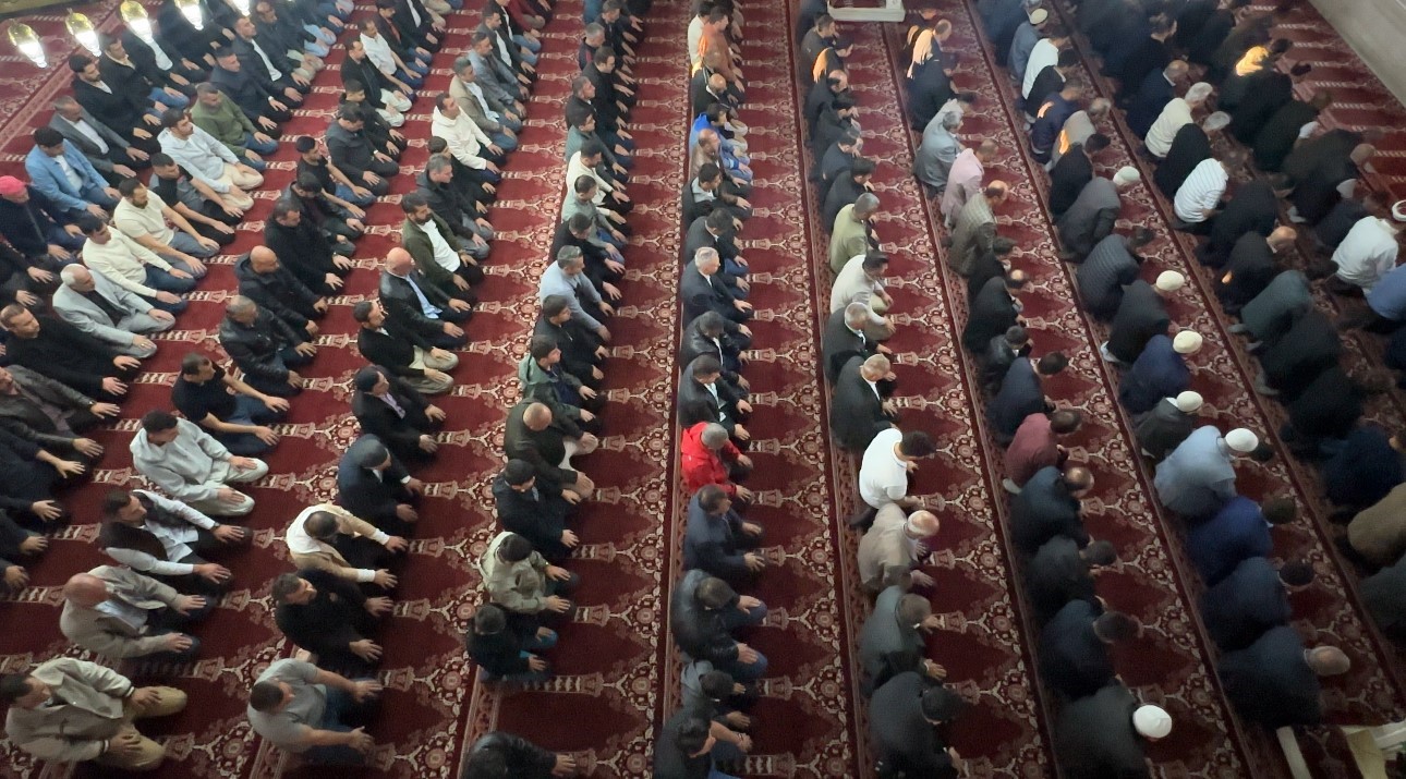 Yüksekova’da bayram namazında vatandaşlar camileri doldurdu