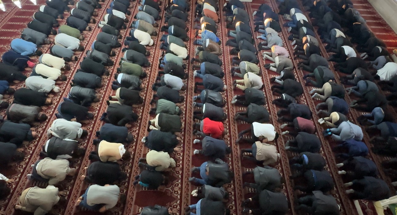 Yüksekova’da bayram namazında vatandaşlar camileri doldurdu 