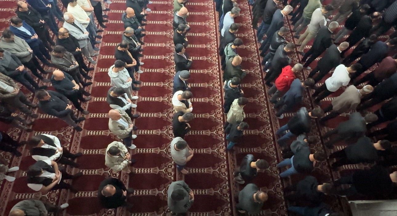Yüksekova’da bayram namazında vatandaşlar camileri doldurdu 
