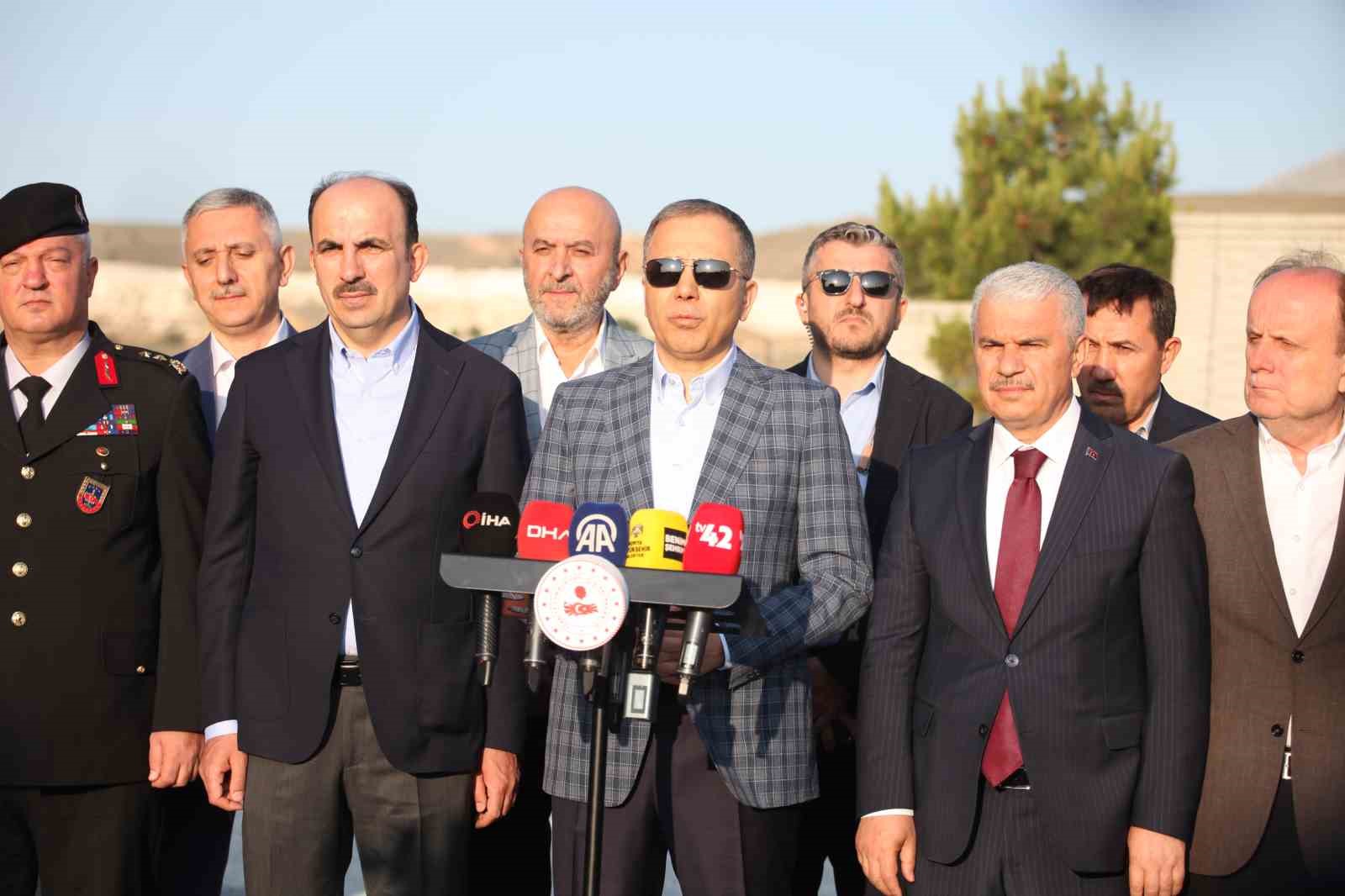 İçişleri Bakanı Yerlikaya bayram namazını Konya’da kıldı 