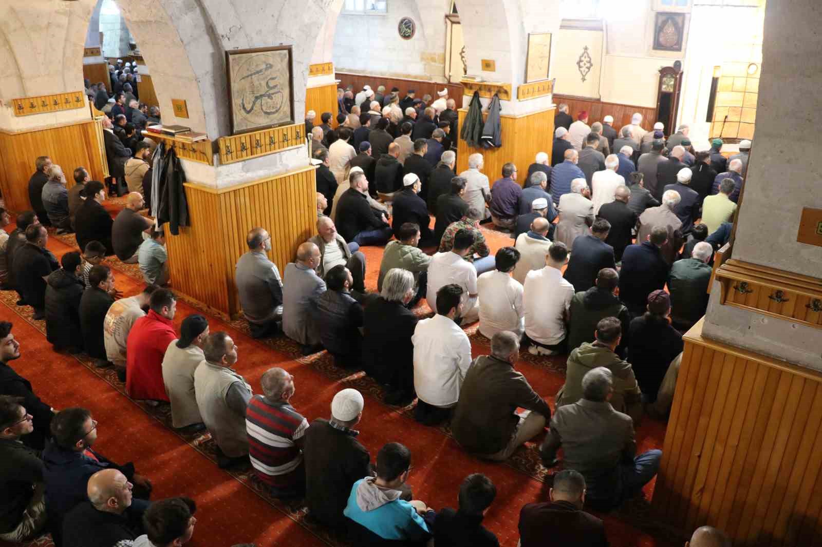 832 yıllık camide Kurban Bayramı namazı kılındı 