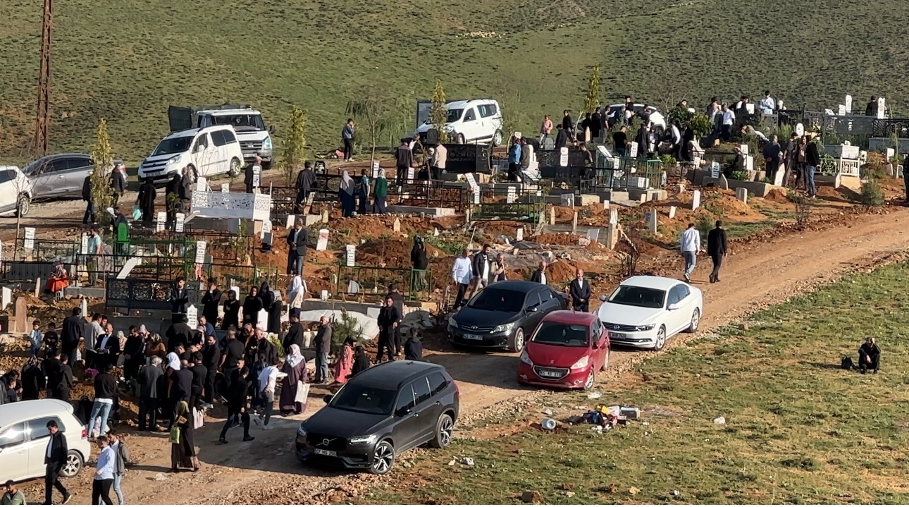 Yüksekova’da vatandaşlar bayram namazı sonrası mezarlıklara akın etti 