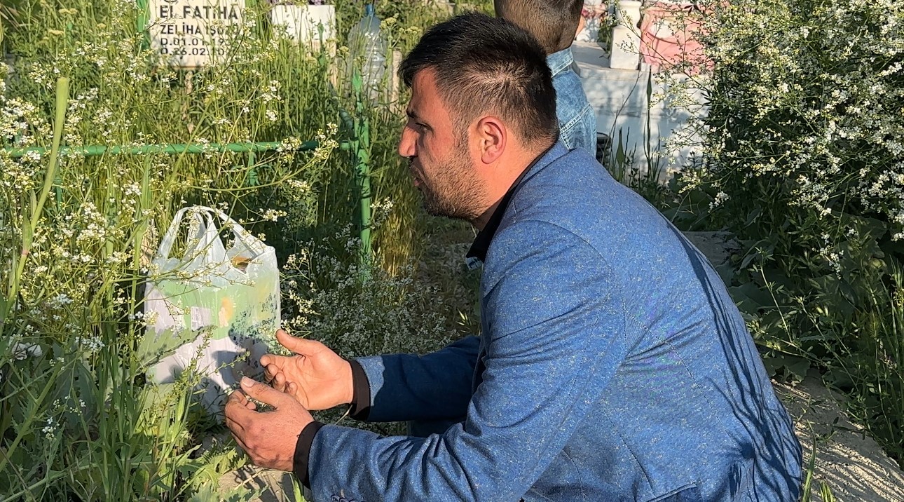 Yüksekova’da vatandaşlar bayram namazı sonrası mezarlıklara akın etti 