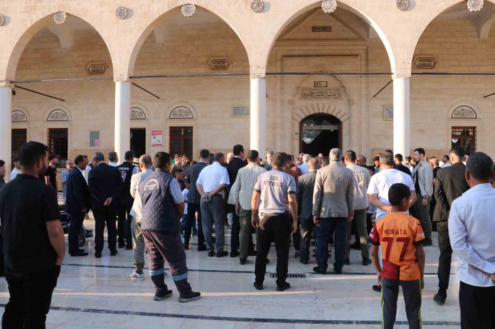 Peygamberler şehri Şanlıurfa’da bayram namazı coşkusu 