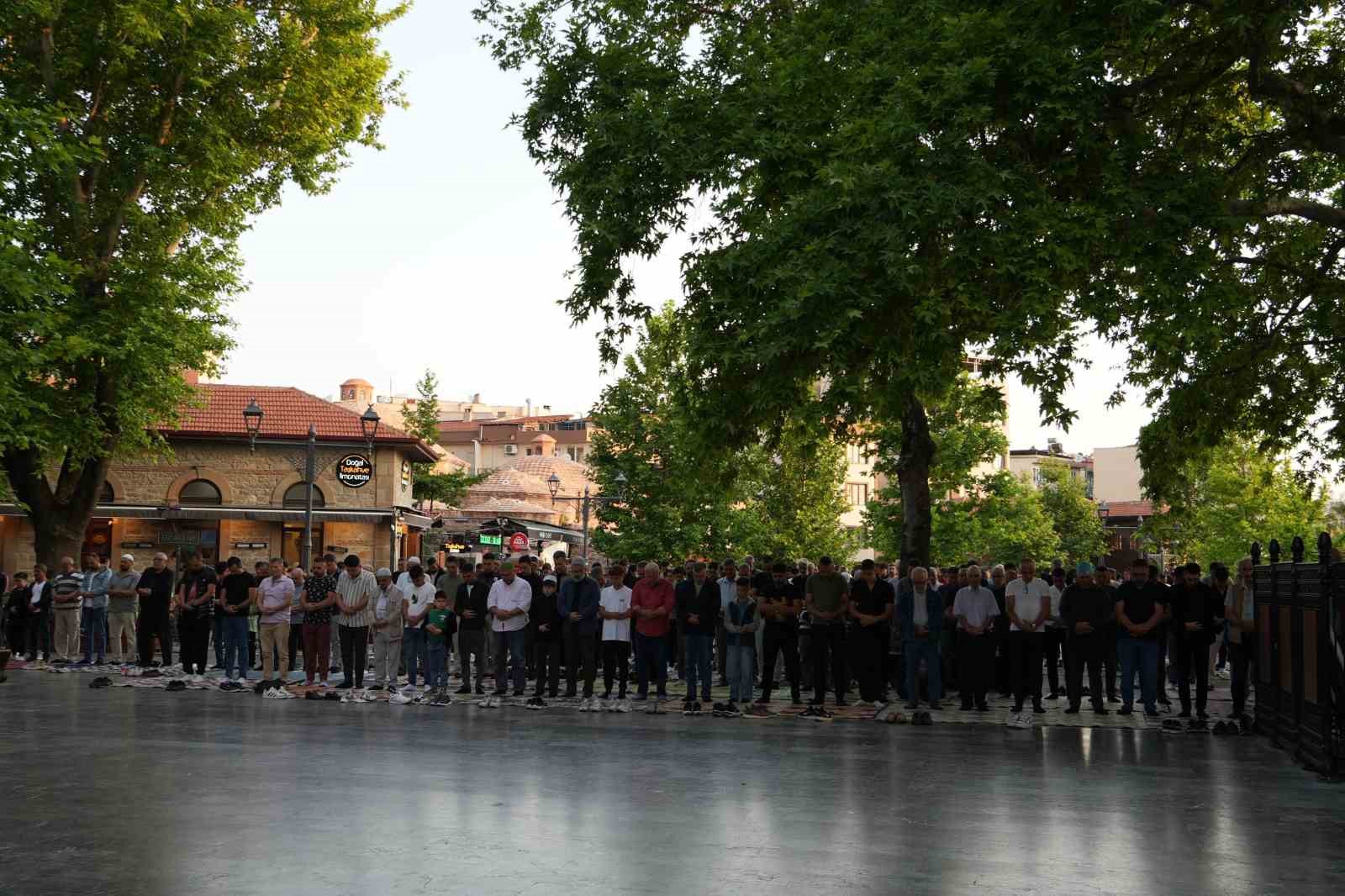 Balıkesirliler, Zağnos Paşa Cami’nde bayramlaştı 