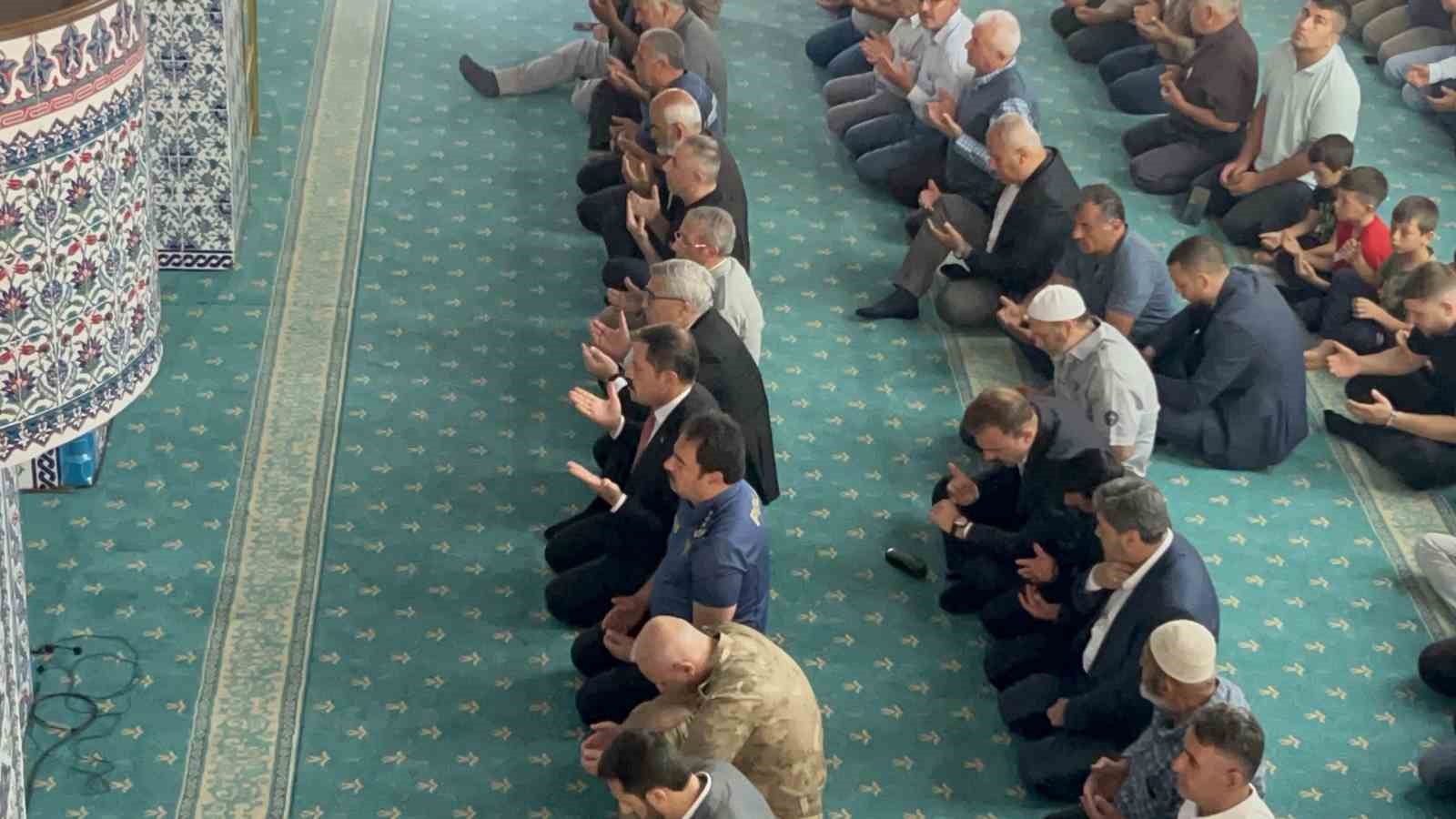 Depremin vurduğu Hatay’da vatandaşlar bayram namazı için camilere akın etti 