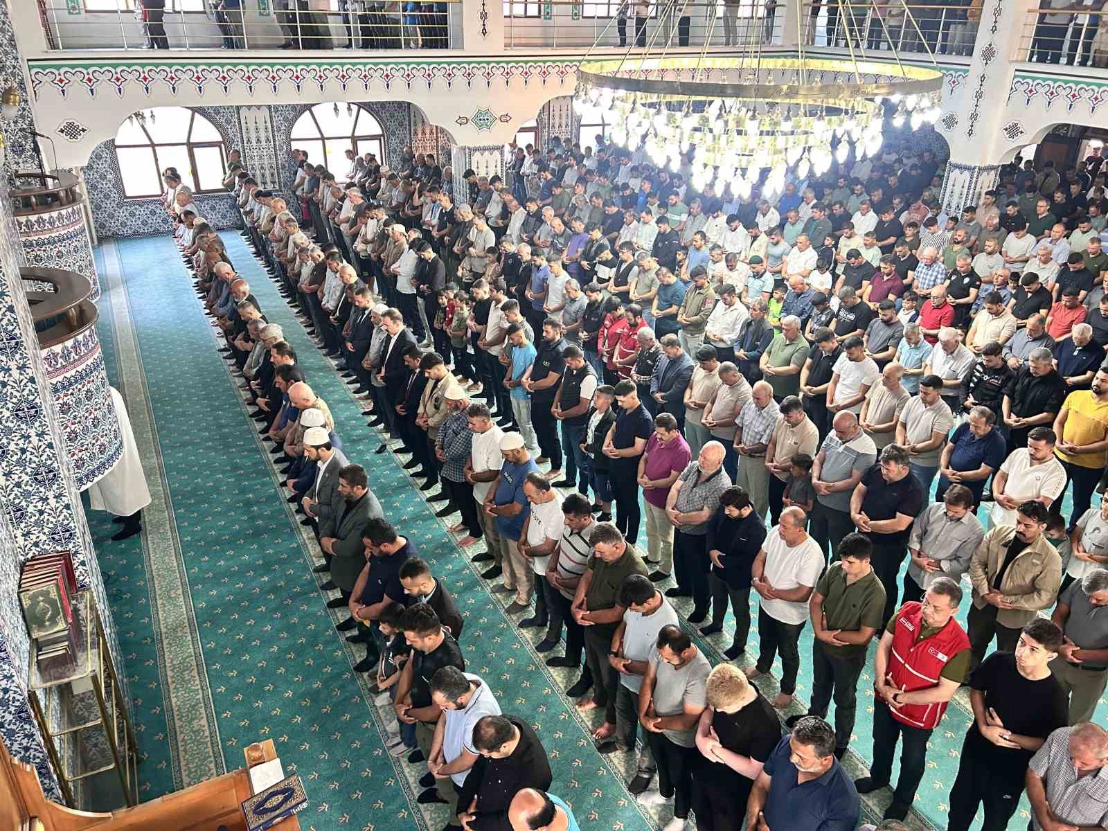 Depremin vurduğu Hatay’da vatandaşlar bayram namazı için camilere akın etti 