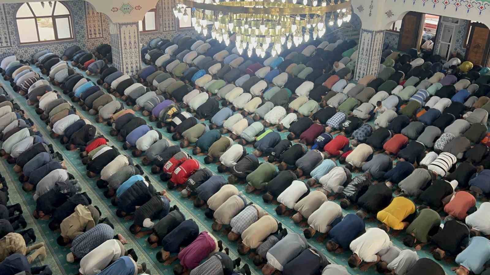 Depremin vurduğu Hatay’da vatandaşlar bayram namazı için camilere akın etti 