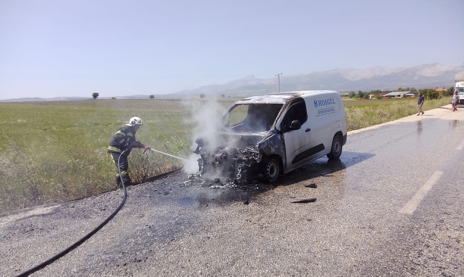 Gübre satmak için mahalleleri dolaşan araç metal yığınına döndü 