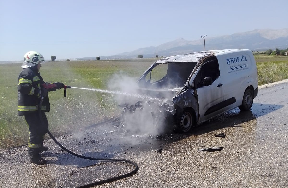 Gübre satmak için mahalleleri dolaşan araç metal yığınına döndü 