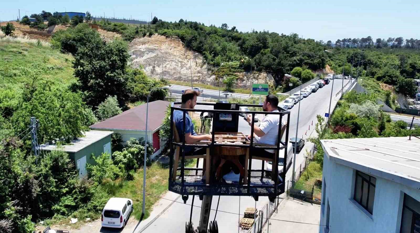 Müşteri manzara isteyince kafe sahibi vinç çağırdı 
