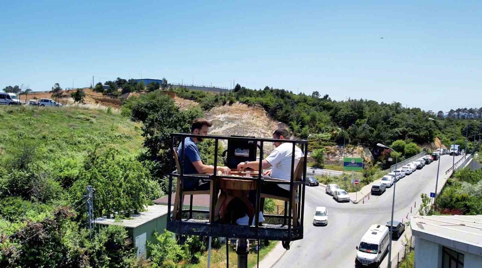 Müşteri manzara isteyince kafe sahibi vinç çağırdı 
